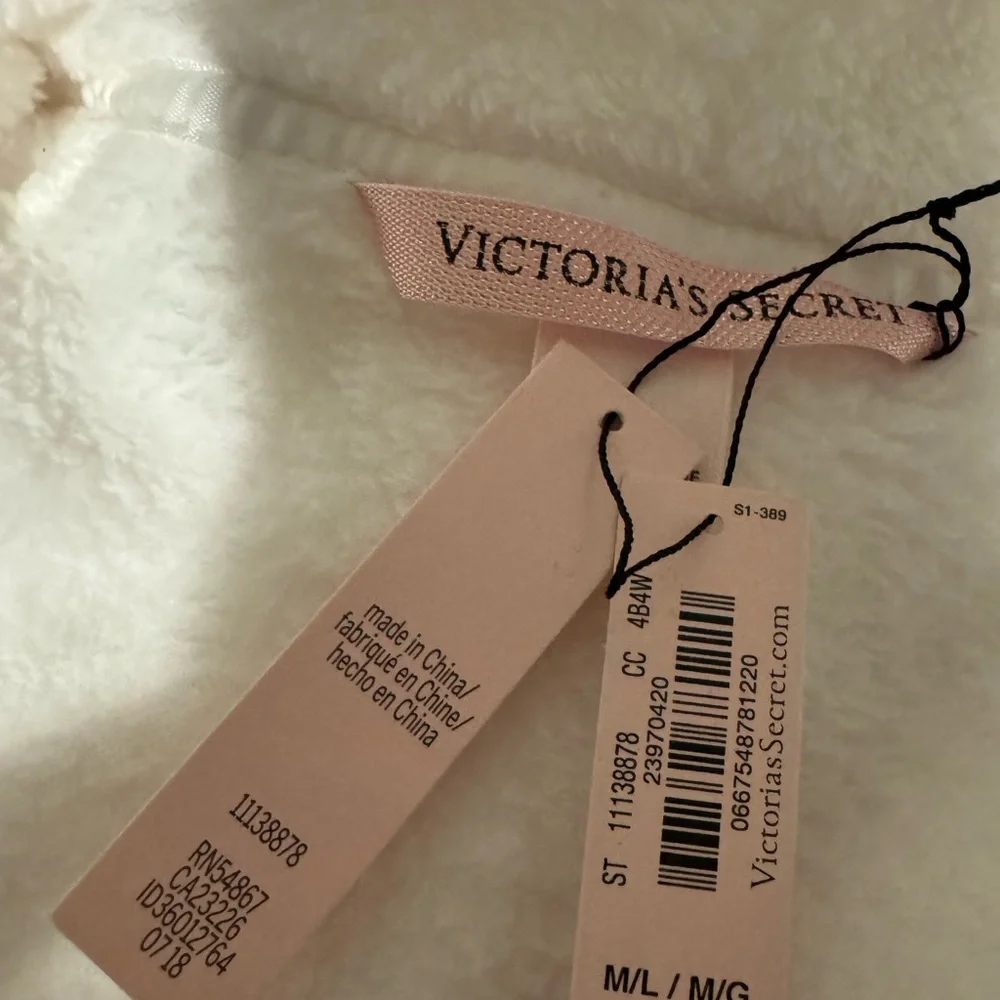Victoria's Secret Cream Plush Robe - Picture 3 of 6